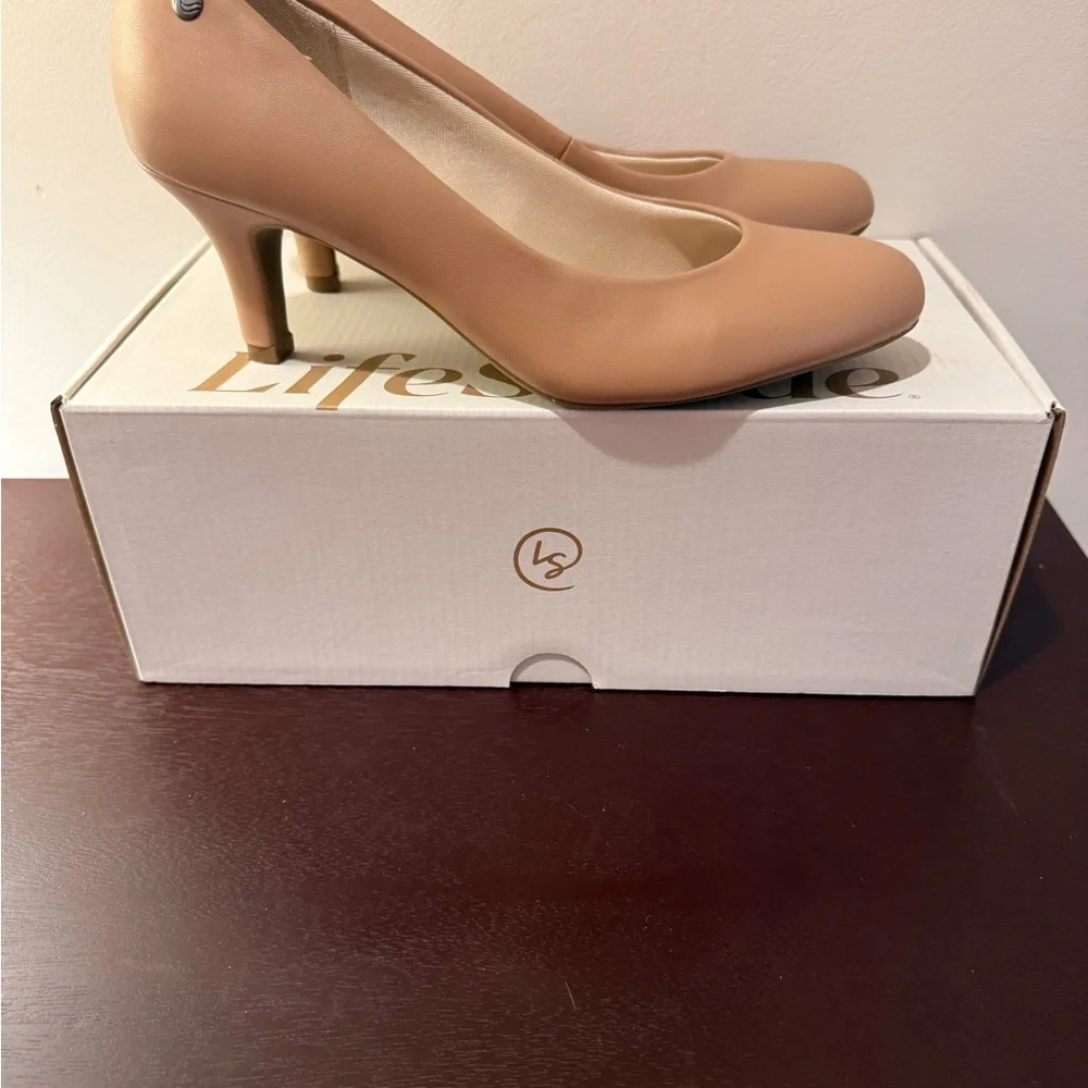 Life Stride Classic Tan Heels - Picture 6 of 7